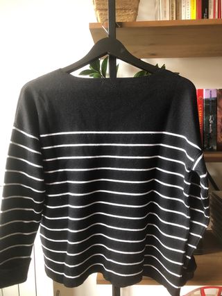 Jersey negro rayas blancas cuello barco