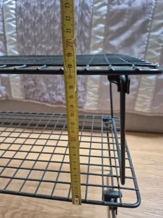 Estante de metal preto