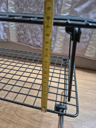 Estante de metal preto