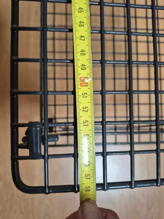 Estante de metal preto