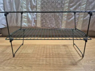 Estante de metal preto