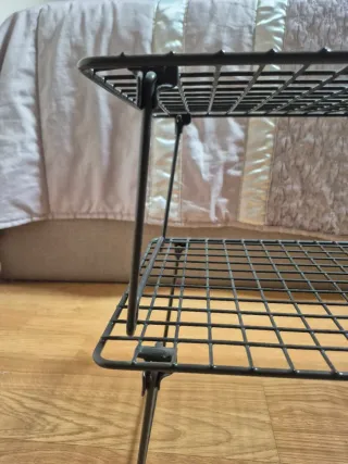 Estante de metal preto