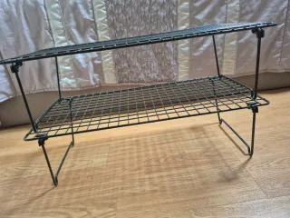 Estante de metal preto