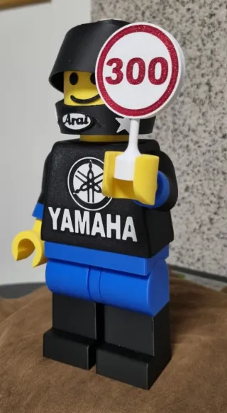 Omino biker Yamaha alto 21 cm