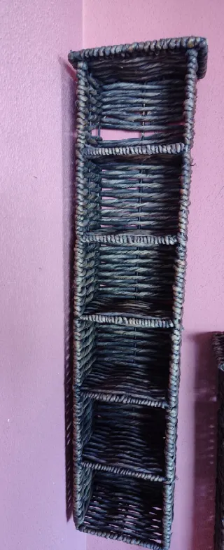 Estanterías de mimbre marrones