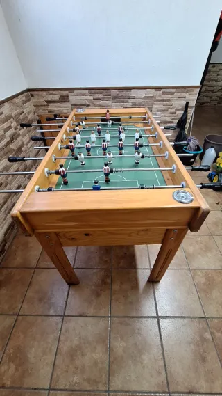 Futbolín de bar de madera con ceniceros.