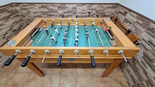 Futbolín de bar de madera con ceniceros.