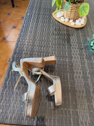 Zapatos de fiesta dorados tacón plataforma