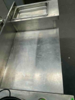 Mesa de trabajo acero inox con están de exposicion