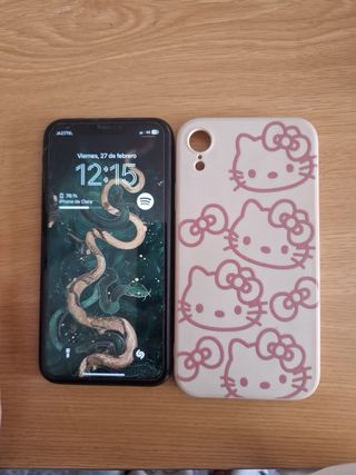 iPhone XR y funda negra
