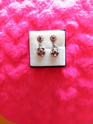 Pendientes plateados con piedra morada