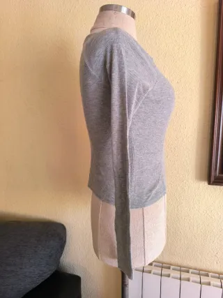 Camiseta gris manga larga con hombros descubiertos