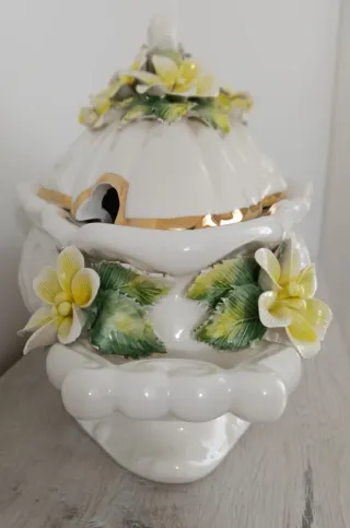 Sopera de porcelana con flores doradas