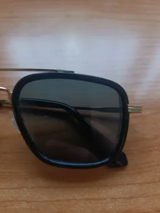 Gafas de sol aviador doradas y verdes