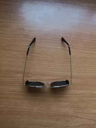 Gafas de sol aviador doradas y verdes