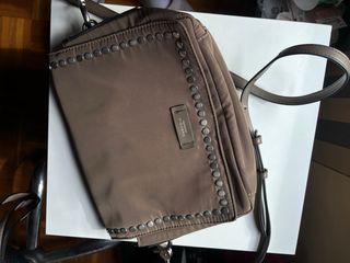 Bolso Parfois marrón con tachuelas