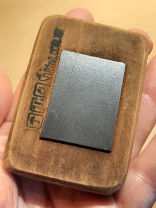 Magnete in legno con nuvole e pioggia