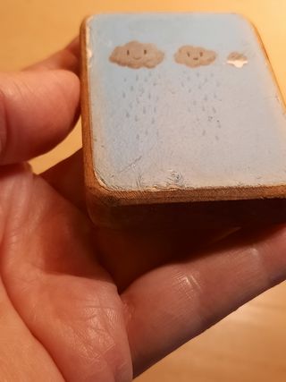 Magnete in legno con nuvole e pioggia