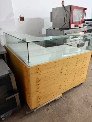 Mostrador de madera y cristal