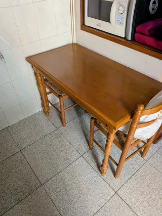 Mesa de comedor de madera