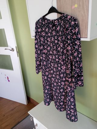 Vestido ligero estampado floral negro y rosa