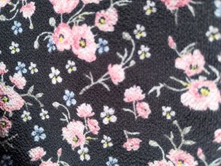 Vestido ligero estampado floral negro y rosa