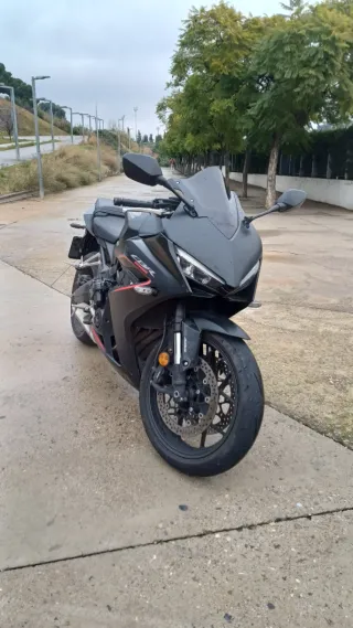 Honda CBR 650R Negra 2024