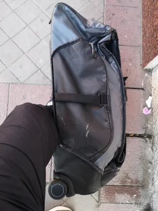 Maleta de viaje con ruedas gris