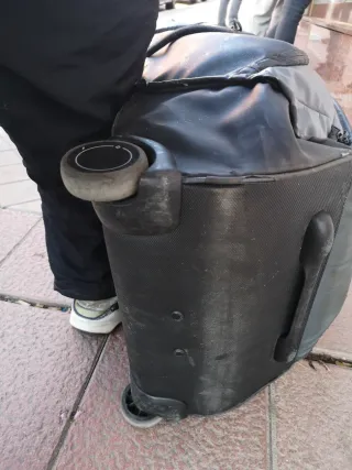 Maleta de viaje con ruedas gris