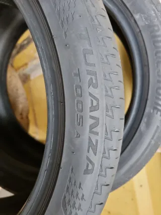 Se vende 2 Neumáticos de auto en perfecto estado