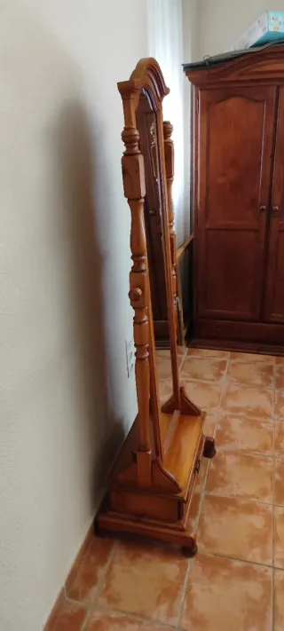 Espejo de pie con cajón