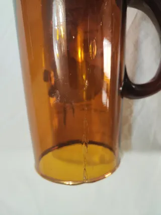 Jarra antigua ámbar con pez