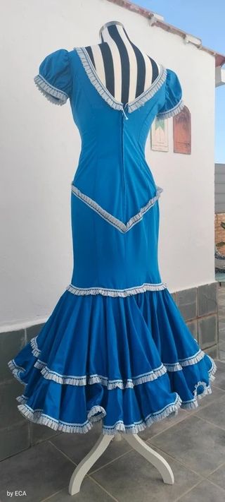 Traje de flamenca azul con volantes