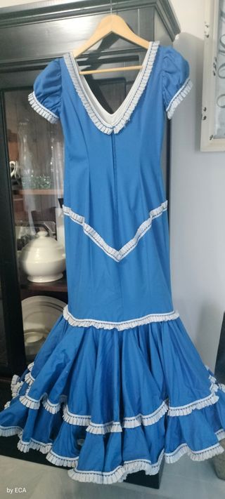 Traje de flamenca azul con volantes