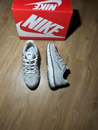 Zapatillas Nike P-6000 Grises y Plateadas