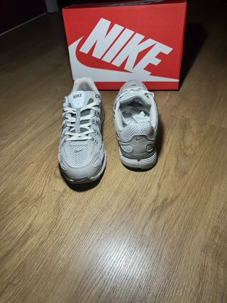 Zapatillas Nike P-6000 Grises y Plateadas