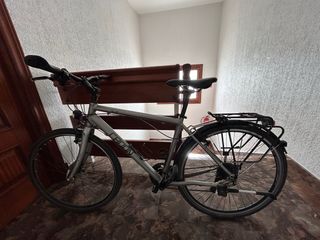 Bicicleta de paseo gris