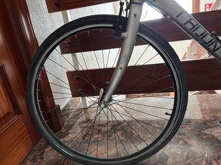 Bicicleta de paseo gris