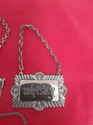 Set di tre placche per bottiglie di liquore in argento sterling