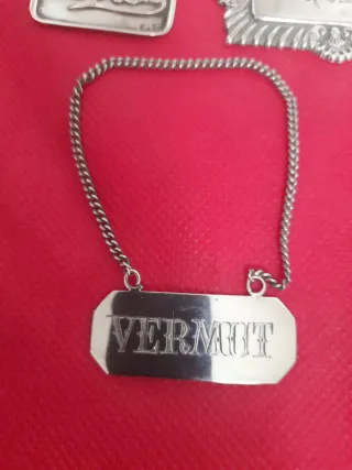 Set di tre placche per bottiglie di liquore in argento sterling