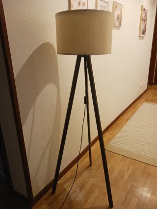 Lámpara de pie trípode