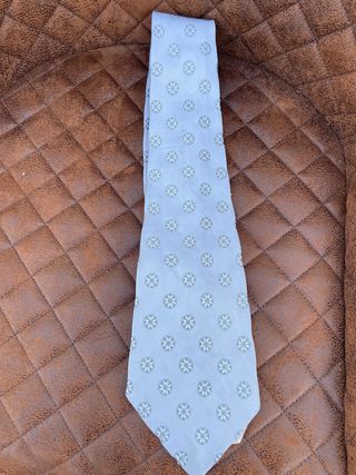 Corbata gris con diseño de estrellas