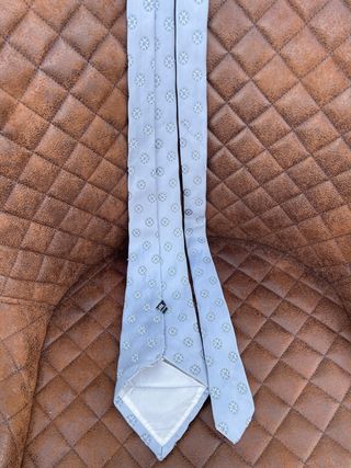 Corbata gris con diseño de estrellas