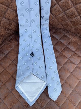 Corbata gris con diseño de estrellas