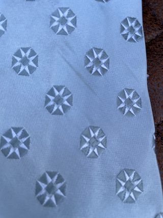 Corbata gris con diseño de estrellas
