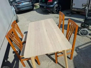 Mesa de comedor y 4 sillas
