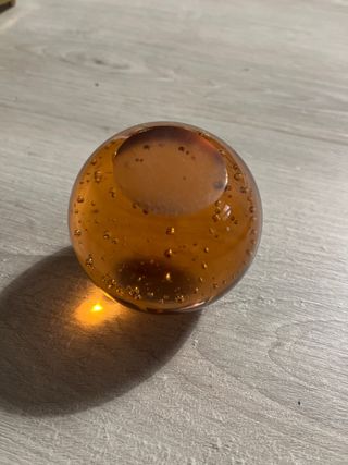 Fermacarte in vetro ambrato con bollicine