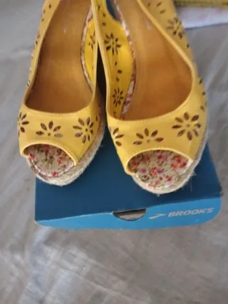 Sandalias amarillas con cuña y flores
