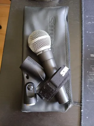 Shure SM58 Micrófono con funda, acoplador y brida