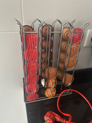 Cafetera Dolce Gusto Krups Blanca y porta cápsulas